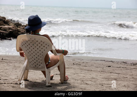 Femme à la plage à Cartagena de Indias Banque D'Images