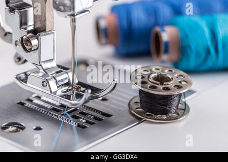 Pied presseur de la machine à coudre et l'aiguille avec fil bleu Banque D'Images