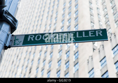 NEW YORK, USA - 21 avril 2016 : plaque de rue sur la rue de New York. Avec plus de 8 millions de citoyens qu'il est le plus peuplé Banque D'Images