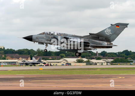 La Force aérienne allemande Panavia Tornado, 46-50, à l'atterrissage à l'Royal International Air Tattoo Banque D'Images