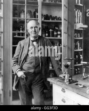 Thomas Edison. Portrait de l'inventeur et homme d'affaires américain, Thomas Alva Edison (1847-1931), dans son laboratoire. Portrait c.1904. Banque D'Images