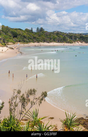 Byron Bay, Nouvelles Galles du Sud, Australie. Plage. Cape Byron, juste en dehors de la ville, est le point le plus à l'Est de l'Australie continentale Banque D'Images