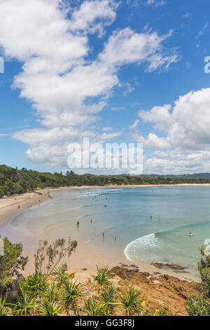 Byron Bay, Nouvelles Galles du Sud, Australie. Plage. Cape Byron, juste en dehors de la ville, est le point le plus à l'Est de l'Australie continentale Banque D'Images