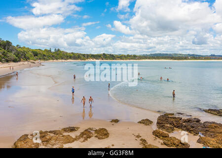 Byron Bay, Nouvelles Galles du Sud, Australie. Plage. Cape Byron, juste en dehors de la ville, est le point le plus à l'Est de l'Australie continentale Banque D'Images