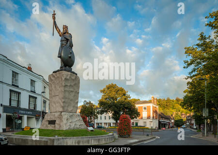 La fin de l'été soirée au Roi Alfred le Grand statue à Winchester, en Angleterre. Banque D'Images