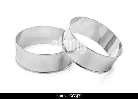 Moules de cuisson rondes en acier inoxydable isolated on white Banque D'Images