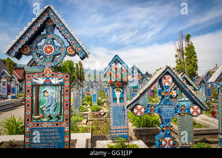 Sapanta, Roumanie - 16 mai 2015 - Des œuvres peintes, en bois, pierres tombales au Cimetière Joyeux cimetière célèbre dans le comté de Maramures Banque D'Images