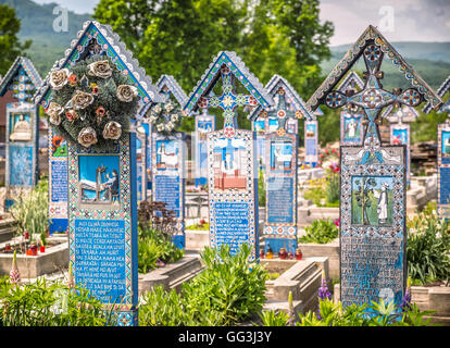 Sapanta, Roumanie - 16 mai 2015 - Des œuvres peintes, en bois, pierres tombales au Cimetière Joyeux cimetière célèbre dans le comté de Maramures Banque D'Images