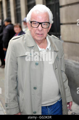 Barry Cryer arrivant à BBC London Studio 2 Banque D'Images