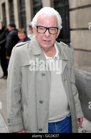 Barry Cryer arrivant à BBC London Studio 2 Banque D'Images