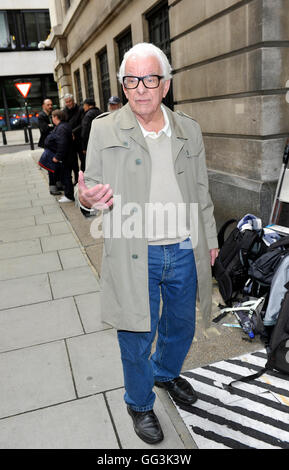 Barry Cryer arrivant à BBC London Studio 2 Banque D'Images