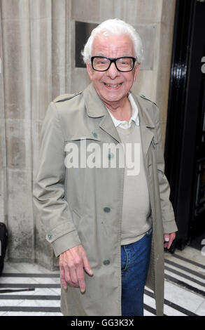 Barry Cryer arrivant à BBC London Studio 2 Banque D'Images