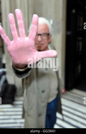 Barry Cryer arrivant à BBC London Studio 2 Banque D'Images