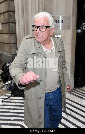 Barry Cryer arrivant à BBC London Studio 2 Banque D'Images