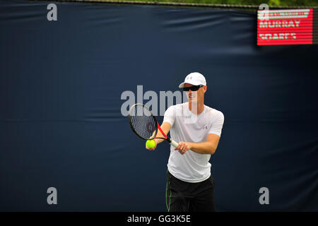 Le joueur de tennis britannique Jamie Murray sert au tournoi de la Coupe Rogers 2016 à Toronto, Canada. Banque D'Images