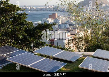 Étoiles da Babilonia eco-guesthouse & bar en haut de Favela Morro da Babilonia dans quartier de Leme - des panneaux solaires pour fournir de l'électricité propre nécessité - sur la plage de Copacabana, Rio de Janeiro, Brésil. Banque D'Images