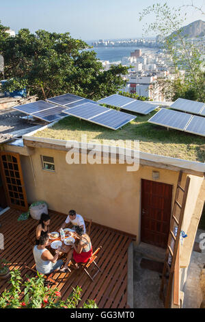 Étoiles da Babilonia eco-guesthouse & bar en haut de Favela Morro da Babilonia dans quartier de Leme - des panneaux solaires pour fournir de l'électricité propre nécessité - sur la plage de Copacabana, Rio de Janeiro, Brésil. Banque D'Images