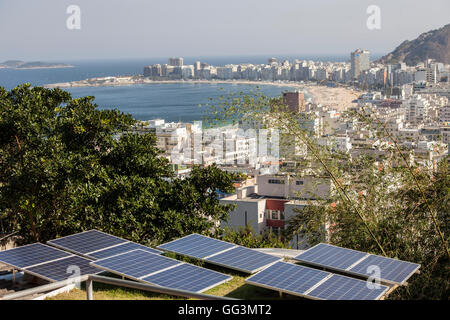 Étoiles da Babilonia eco-guesthouse & bar en haut de Favela Morro da Babilonia dans quartier de Leme - panneaux solaires sur toit pour fournir propre nécessité d'électricité - sur la plage de Copacabana, Rio de Janeiro, Brésil. Banque D'Images