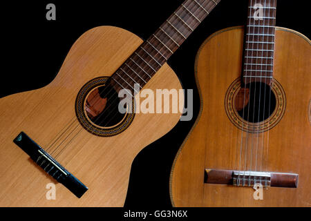 Deux guitares espagnoles sur fond noir Banque D'Images