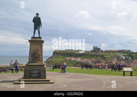 Statue de héros local le capitaine James Cook. Whitby, North Yorkshire, UK. Banque D'Images