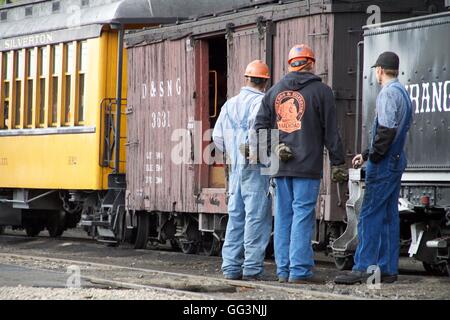 Les travailleurs du chemin de fer sur le Durango & Silverton Narrow Gauge Railroad. Banque D'Images