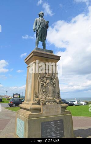 Statue de héros local le capitaine James Cook. Whitby, North Yorkshire, UK. Banque D'Images