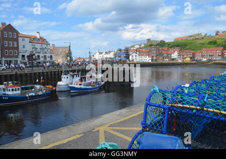 Bateaux de pêche dans le port de la ville balnéaire historique de Whitby, North Yorkshire, UK Banque D'Images