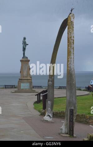 Statue de héros local le capitaine James Cook. Whitby, North Yorkshire, UK. Banque D'Images