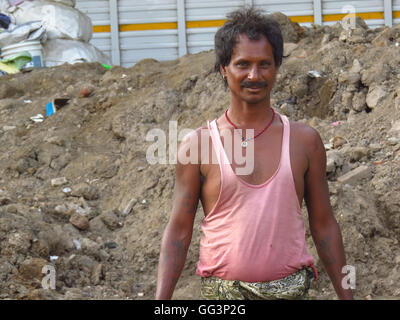 Un portrait d'un pauvre Indien qui travaille sur un chantier de construction Banque D'Images