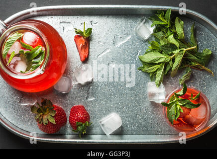 Limonade aux fraises faites maison, de menthe et de la glace, servi avec les baies fraîches dans le plateau métallique, vue du dessus Banque D'Images