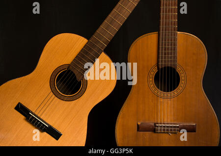 Deux guitares espagnoles sur fond noir Banque D'Images