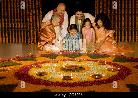 Assis près de la famille rangoli Banque D'Images