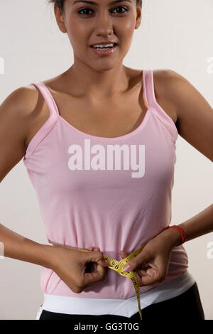 Woman measuring her waist Banque D'Images