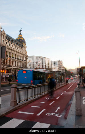 Voie cyclable dans la rue Alcala, à l'aube. Madrid, Espagne. Banque D'Images