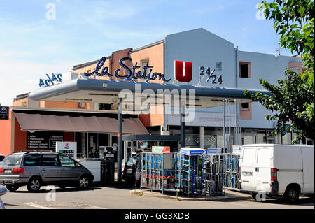 Station-service sur un parking de supermarché français où les prix sont généralement plus bas que dans une station normale. Banque D'Images