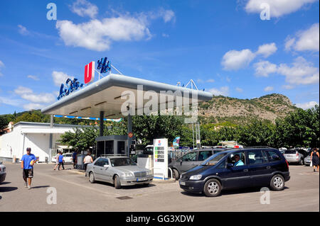 Station-service sur un parking de supermarché français où les prix sont généralement plus bas que dans une station normale. Banque D'Images