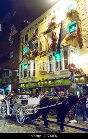 Le Half-penny Bridge Bar, Temple Bar, Dublin, Irlande Banque D'Images