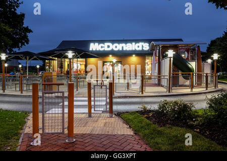 McDonalds Preston à nuit Banque D'Images