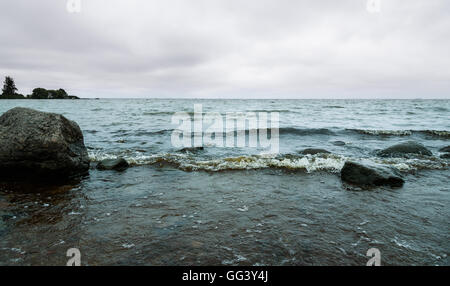 Côte Rocheuse dans le golfe de Finlande et les vagues par jour nuageux Banque D'Images