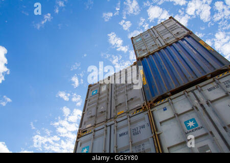 Transport de fret et de conteneurs empilés élevé avant d'être chargées à bord des trains de marchandises de poursuivre leur migration à l'exportation à l'étranger. Banque D'Images