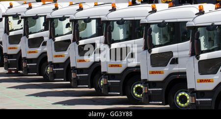 Une rangée de camions de la société de logistique dhl garé dans une rangée à leur dépôt dans la région de doncaster attendent d'être chargés pour la livraison. Banque D'Images