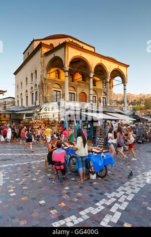 Les vendeurs de bonbons et de touristes en face de l'ancienne mosquée de la place Monastiraki. Banque D'Images