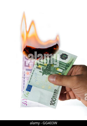 Man hand holding a 500 euro et 100 euro notes gravure sur fond blanc Banque D'Images