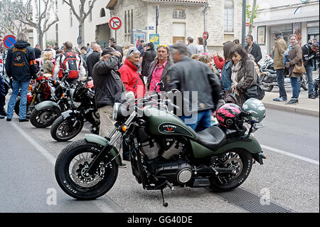 Un groupe de motocyclettes à partir d'un rassemblement de moto américaine dans la ville de Beaucaire dans le département du Gard Banque D'Images