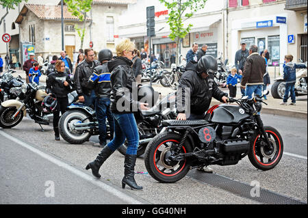 Un groupe de motocyclettes à partir d'un rassemblement de moto américaine dans la ville de Beaucaire dans le département du Gard Banque D'Images