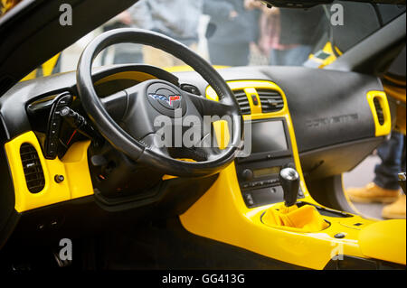 Une corvette jaune exposée à un rassemblement de motos américaines à Beaucaire dans le département du Gard Banque D'Images