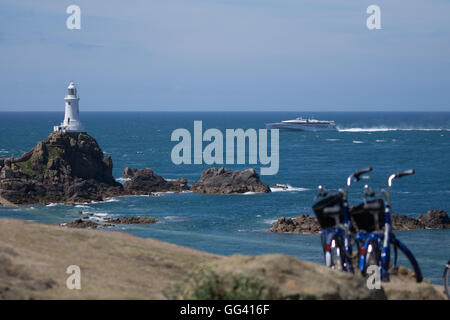 Condor Ferries Libération navire passant Corbioere,Phare,Jersey Channel Islands Banque D'Images