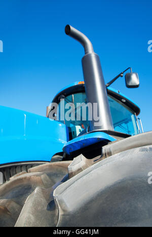 Sur des pneus du tracteur bleu fermer jusqu'à l'avant-plan Banque D'Images