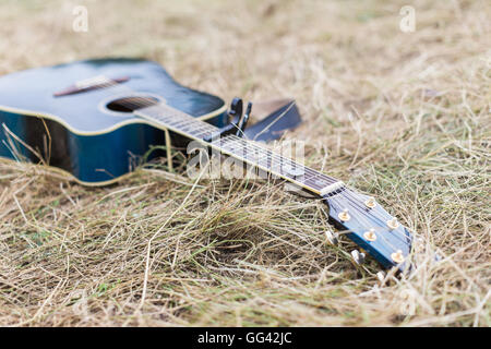 Guitare acoustique en bois bleu lying on grass Banque D'Images