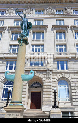 Cunard War Memorial statue de victoire sur le dessus d'une colonne dorique en face de la Cunard Building, Liverpool, Merseyside, England, UK. Banque D'Images